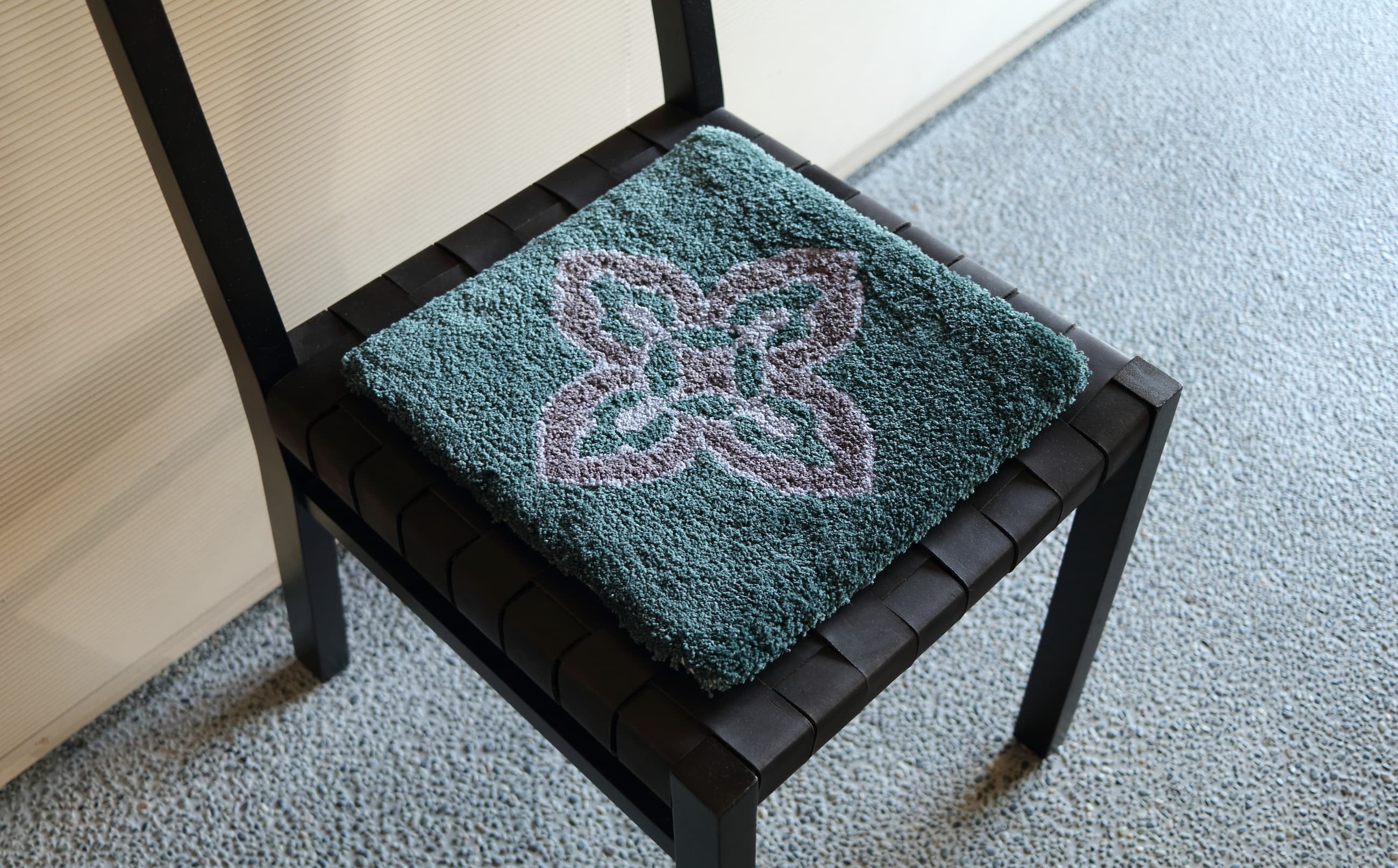 花菱「まつば地」※椅子は返礼品に含まれません。