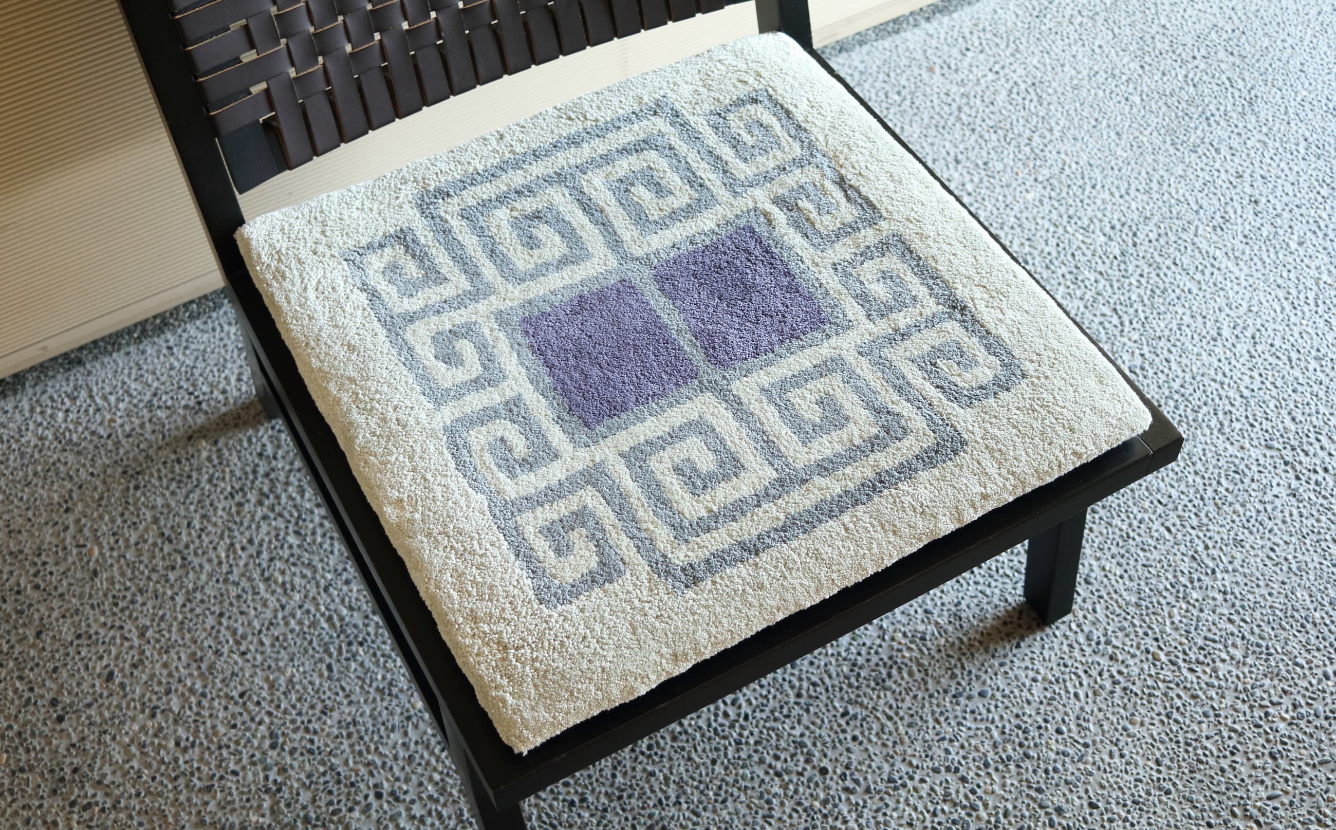 雷文繋ぎ「鼠地」※椅子は返礼品に含まれません。