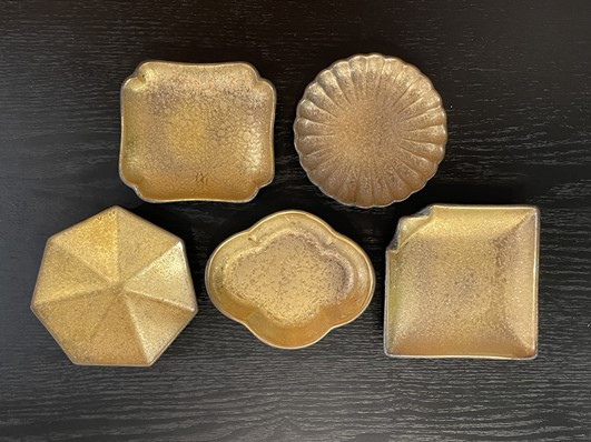 画像は金色です。