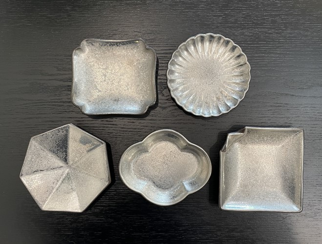 画像は銀色です。