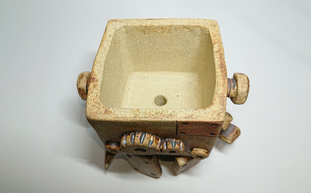 ロボット型 ミニ鉢 高さ10cm 幅10cm 奥行8cm 重量300～400g