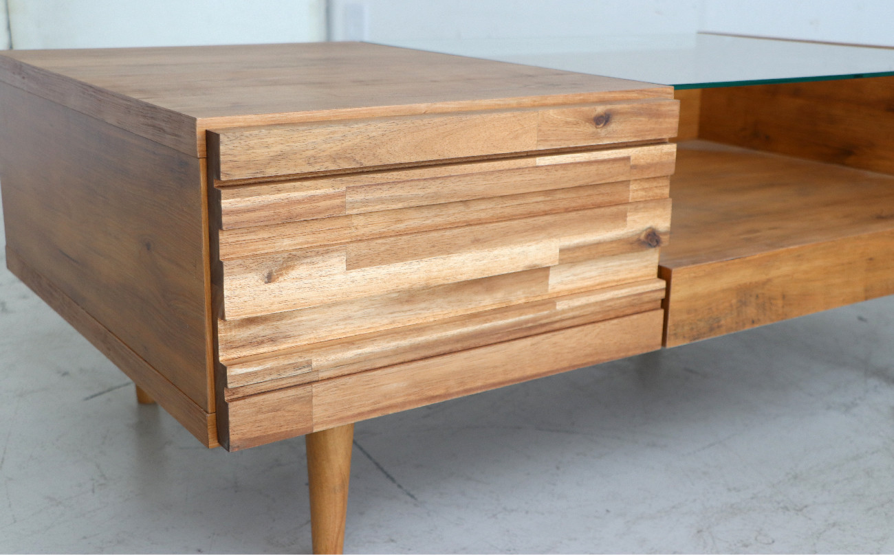 木目の存在感のあるアカシア材に好相性な前板の凹凸デザイン。