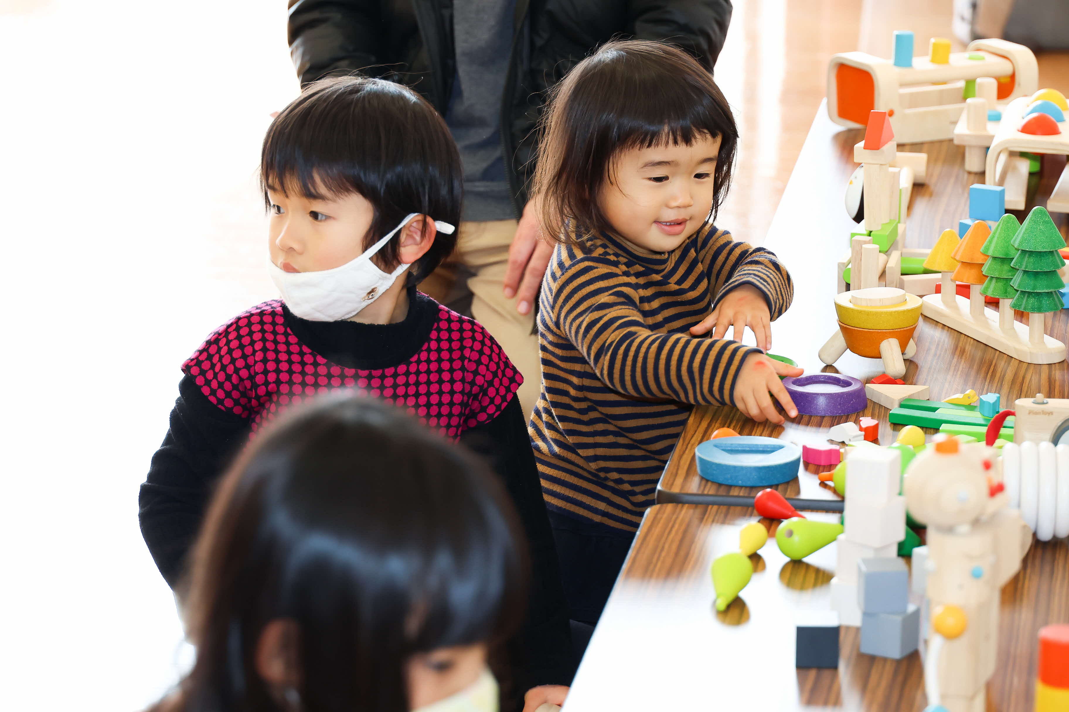 木育講座にて木のおもちゃで遊ぶ子どもたちの様子です。