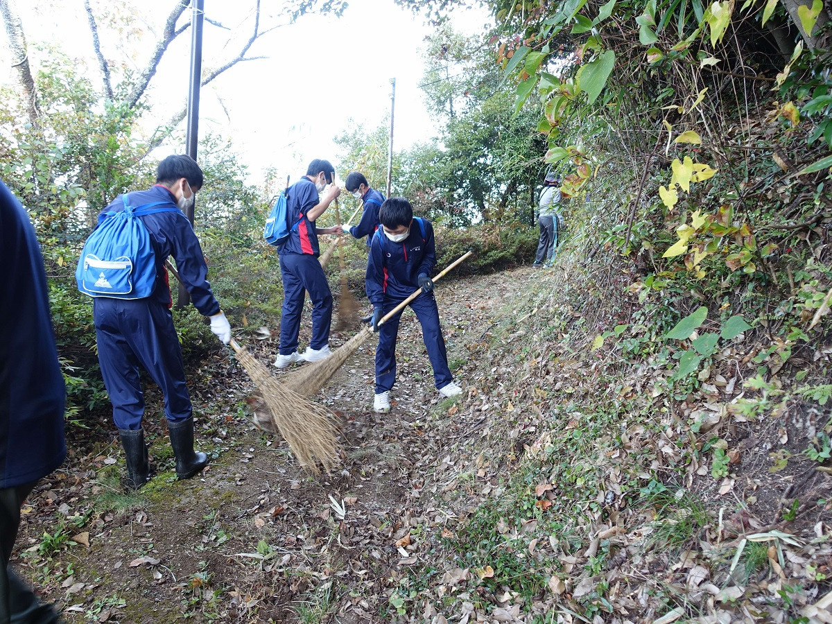 昨年度地元鴨川中学校と地元有志の方々と実施した亀井公園清掃活動の様子です。