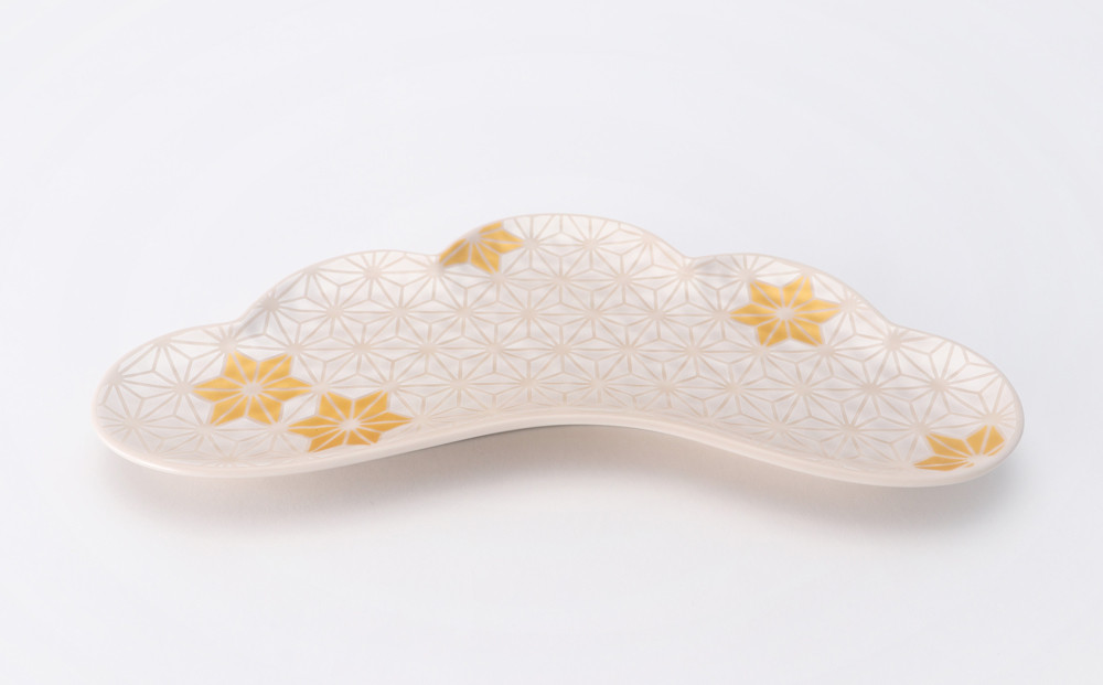 前菜皿（ピンク）：縁起の良い麻葉柄を全面にデザインした器です。