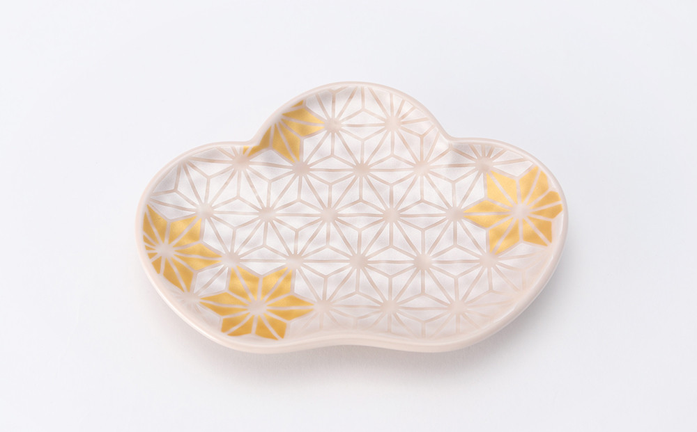 銘々皿（ピンク）：普段使いからお正月や節句などのお祝いごとまで幅広いシーンで活躍します。