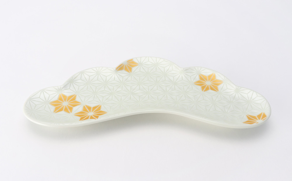 前菜皿（アイボリー）：縁起の良い麻葉柄を全面にデザインした器です。