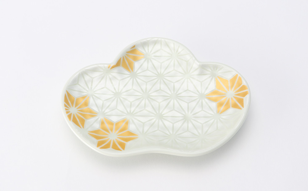 銘々皿（アイボリー）：普段使いからお正月や節句などのお祝いごとまで幅広いシーンで活躍します。