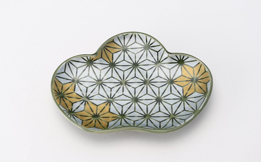 銘々皿（グリーン）：縁起の良い麻葉柄を全面にデザインした器です。