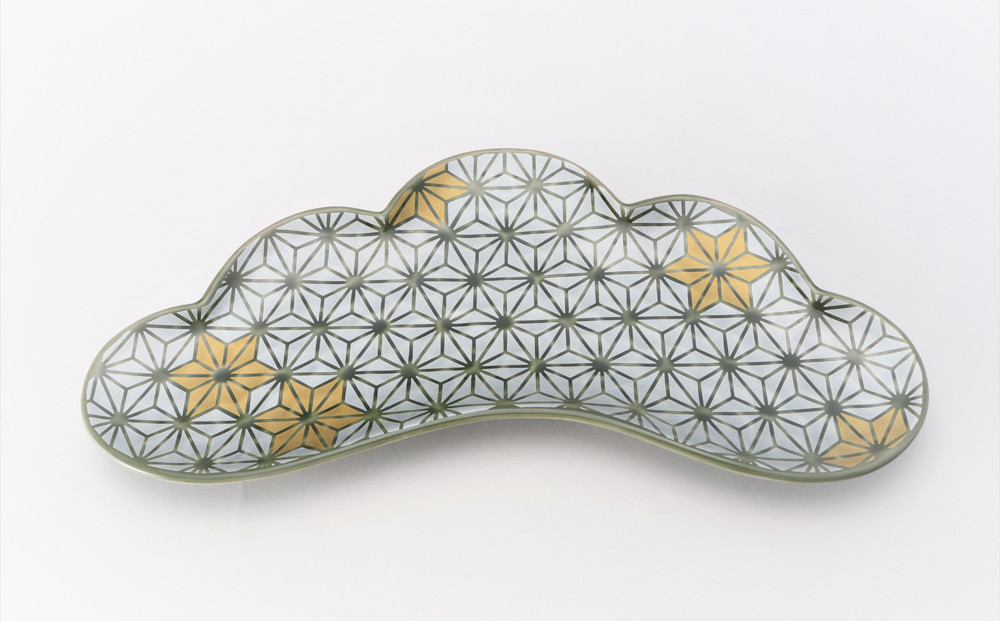 前菜皿（グリーン）：縁起の良い麻葉柄を全面にデザインした器です。