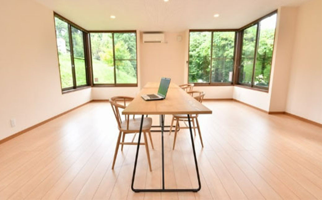 【談話室】明るく開放的な空間です。