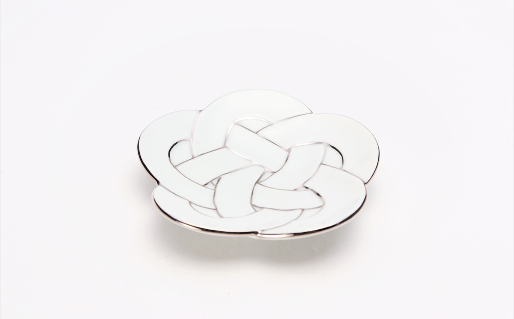 梅むすび（プラチナ）水引きの結びをモチーフにした縁起のよいデザインです。金・プラチナよりお好みの色を1つお選びください。