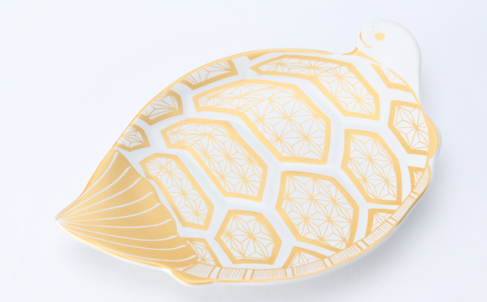 白マットに上品な金彩が施されています。