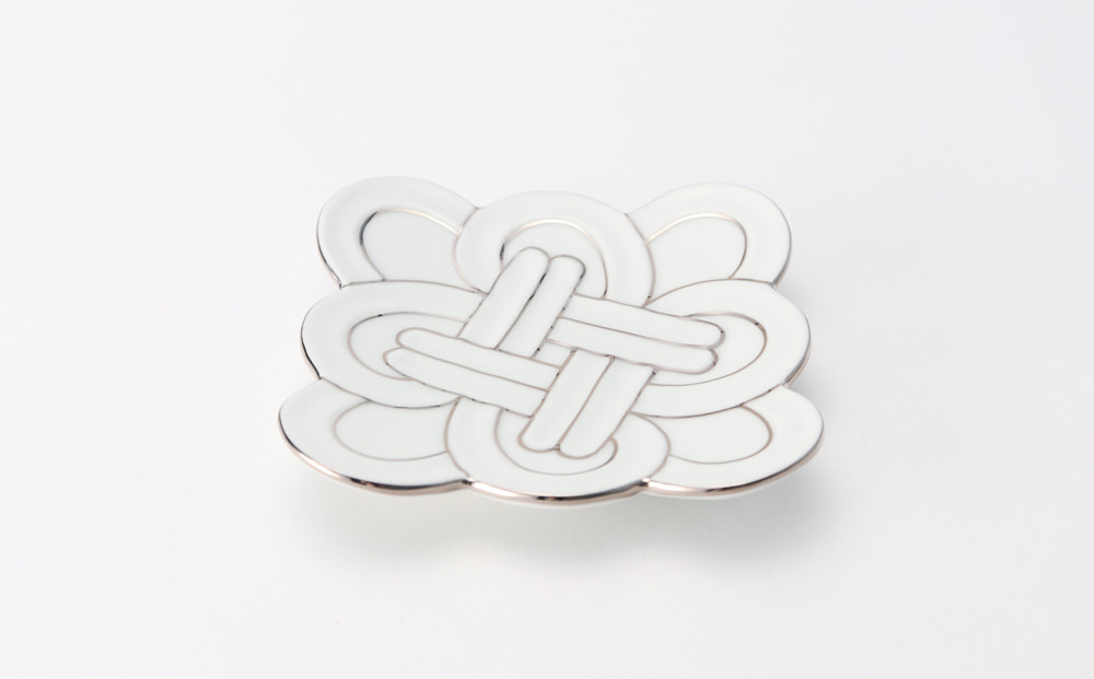 吉祥むすび（プラチナ）水引きの結びをモチーフにした縁起のよいデザインです。金・プラチナよりお好みの色を1つお選びください。