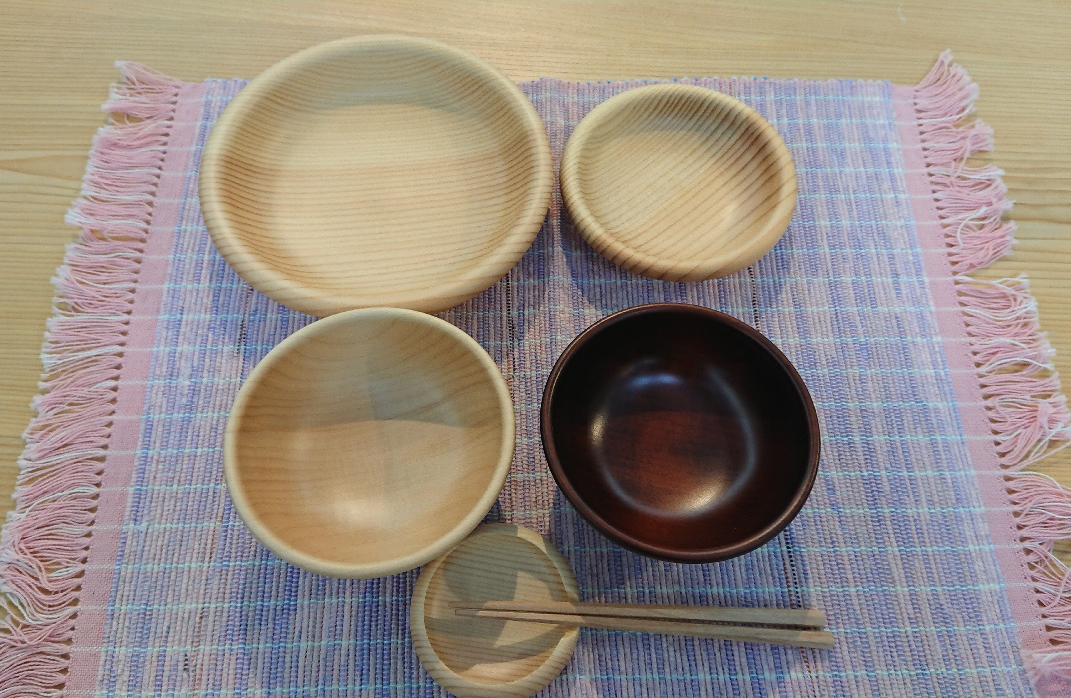 木目の美しさを生かし、木のぬくもりを感じさせるシンプルな形が特徴です。長くお使いいただける一生モノのうつわです