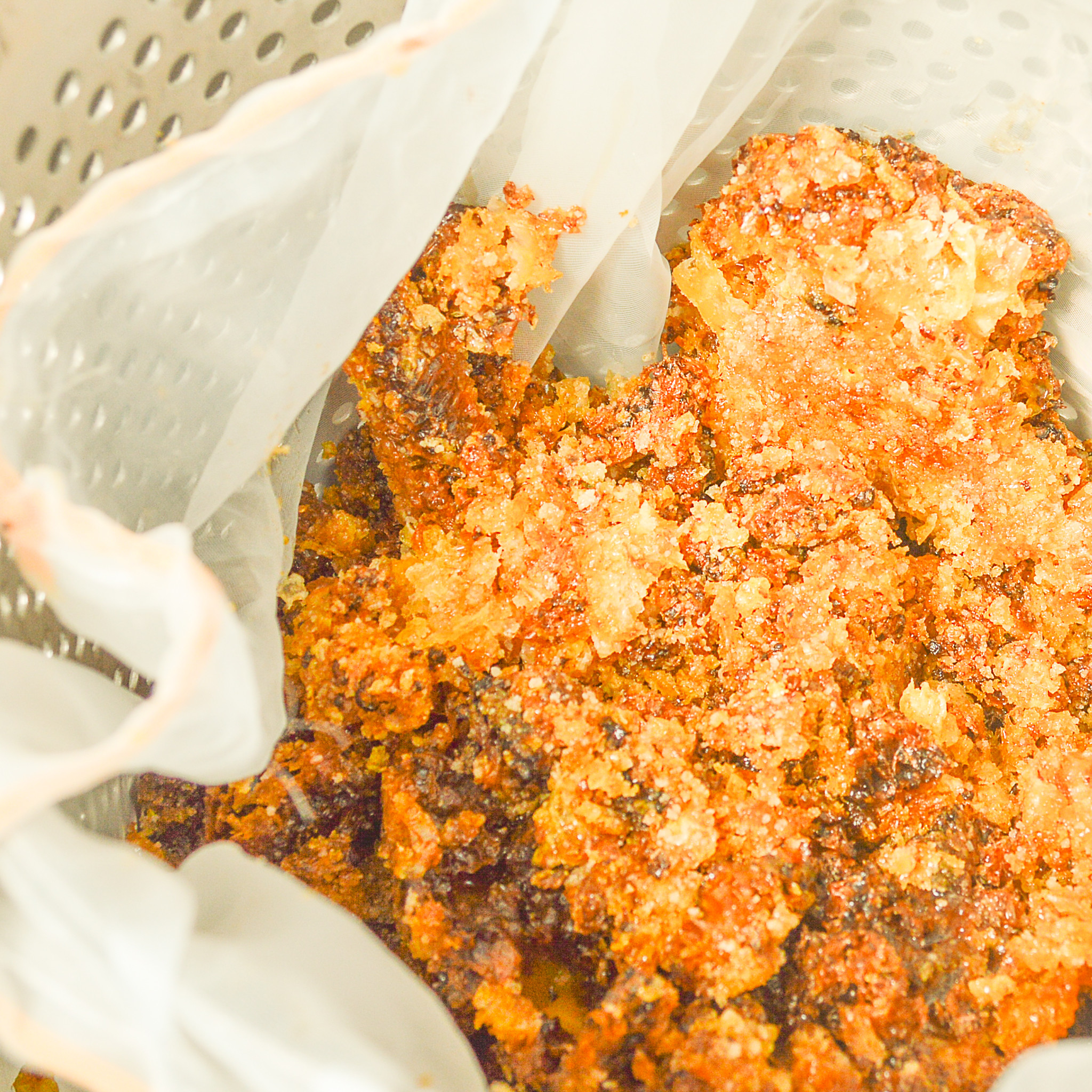 『垂れ蜜』で採取した後の巣(日光で温めて採取する方法)