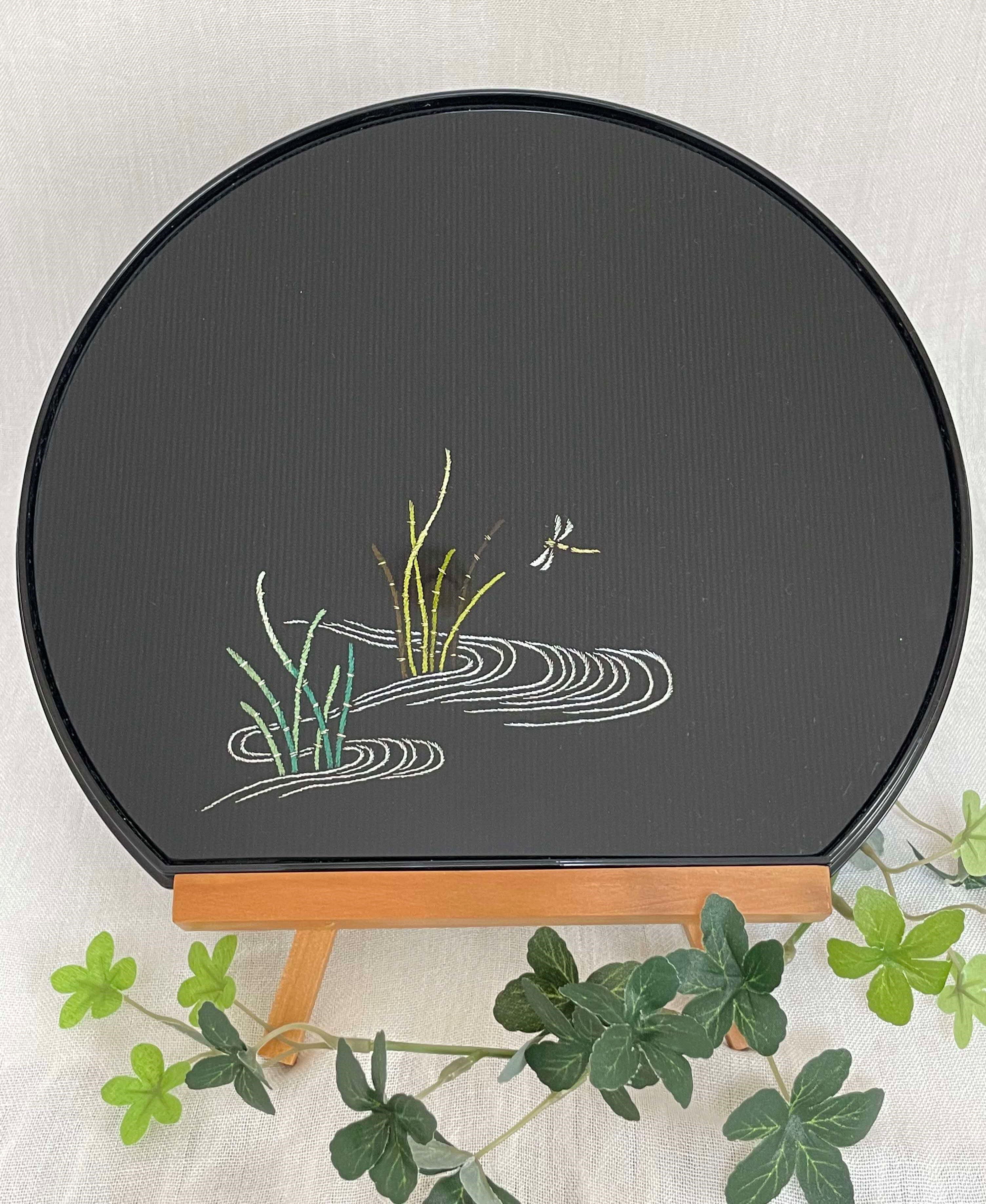 独自の図案で刺繍を施しております。ひとつとして同じデザインはございません。