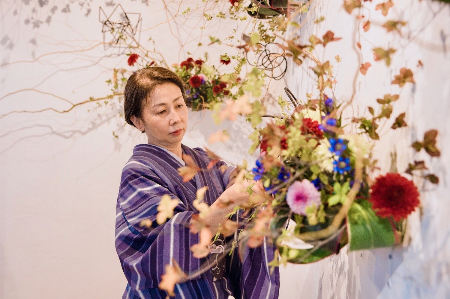 足立区で生まれ、花を彩り生きる。草月流いけばな師範、采女 栖佳。草月流いけばなの魂を持ちながら、欧米や北欧のアレンジも学ぶ。