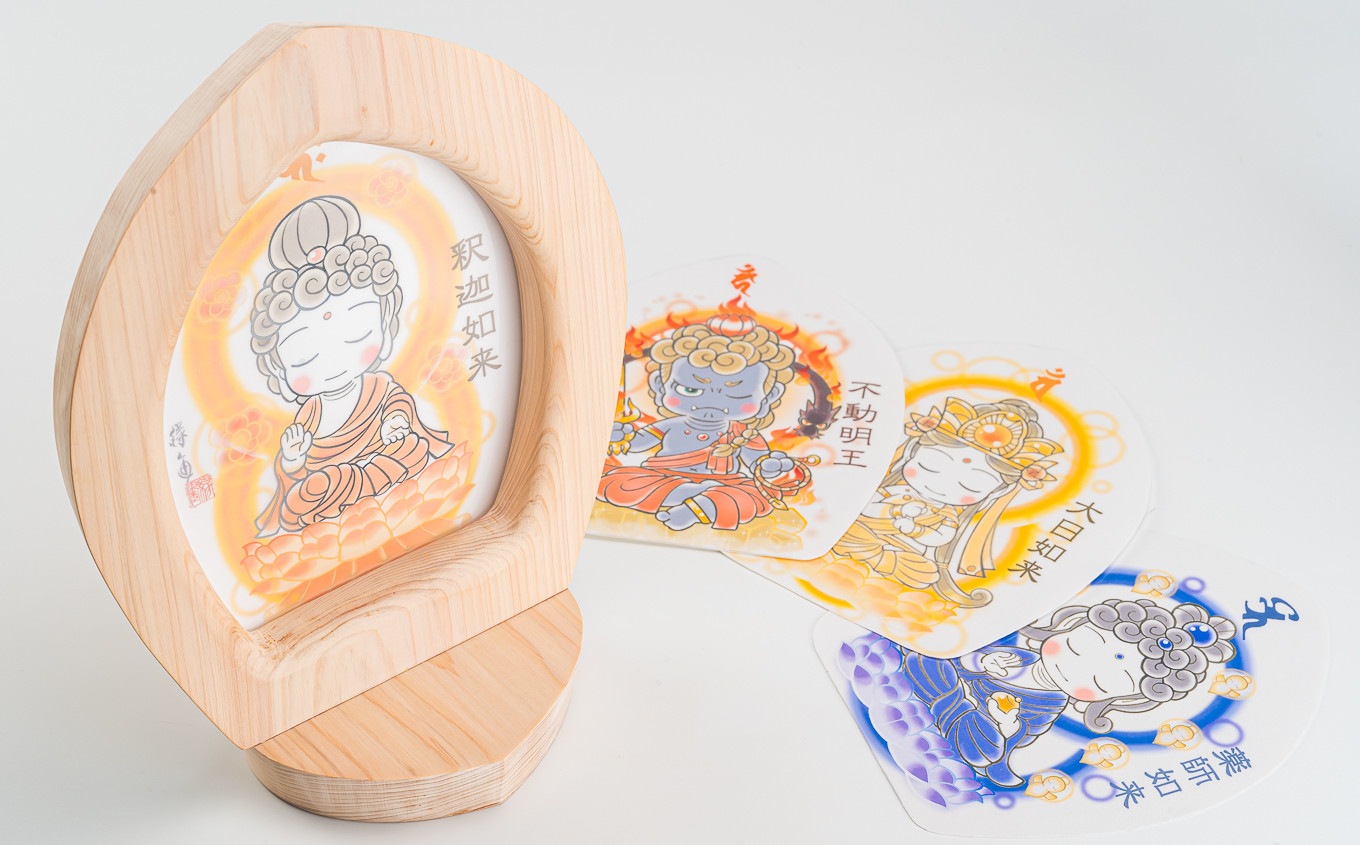 デジタルプリントした仏画カード４枚セットを、
オリジナルの額縁(約20センチ)に入れてお送りします。