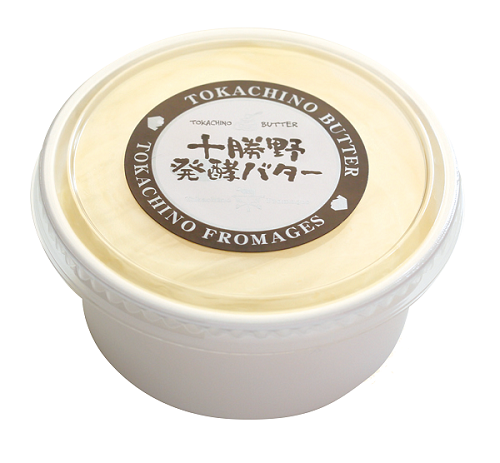 十勝野発酵バターは、北海道製造の生クリームから作られる加塩タイプのバターに、乳酸菌を添加した発酵バターです。