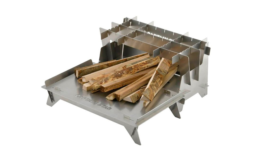 厨房機器の材料を裁断する際に、キャプテンスタッグ用の部品もデータ入力し、一緒に裁断。効率よく端材を活かします。