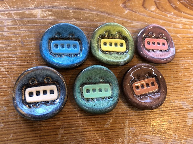 近江鉄道の車両をモチーフにした布引焼箸置き。近江鉄道ガバメントクラウドファンディング限定商品です。