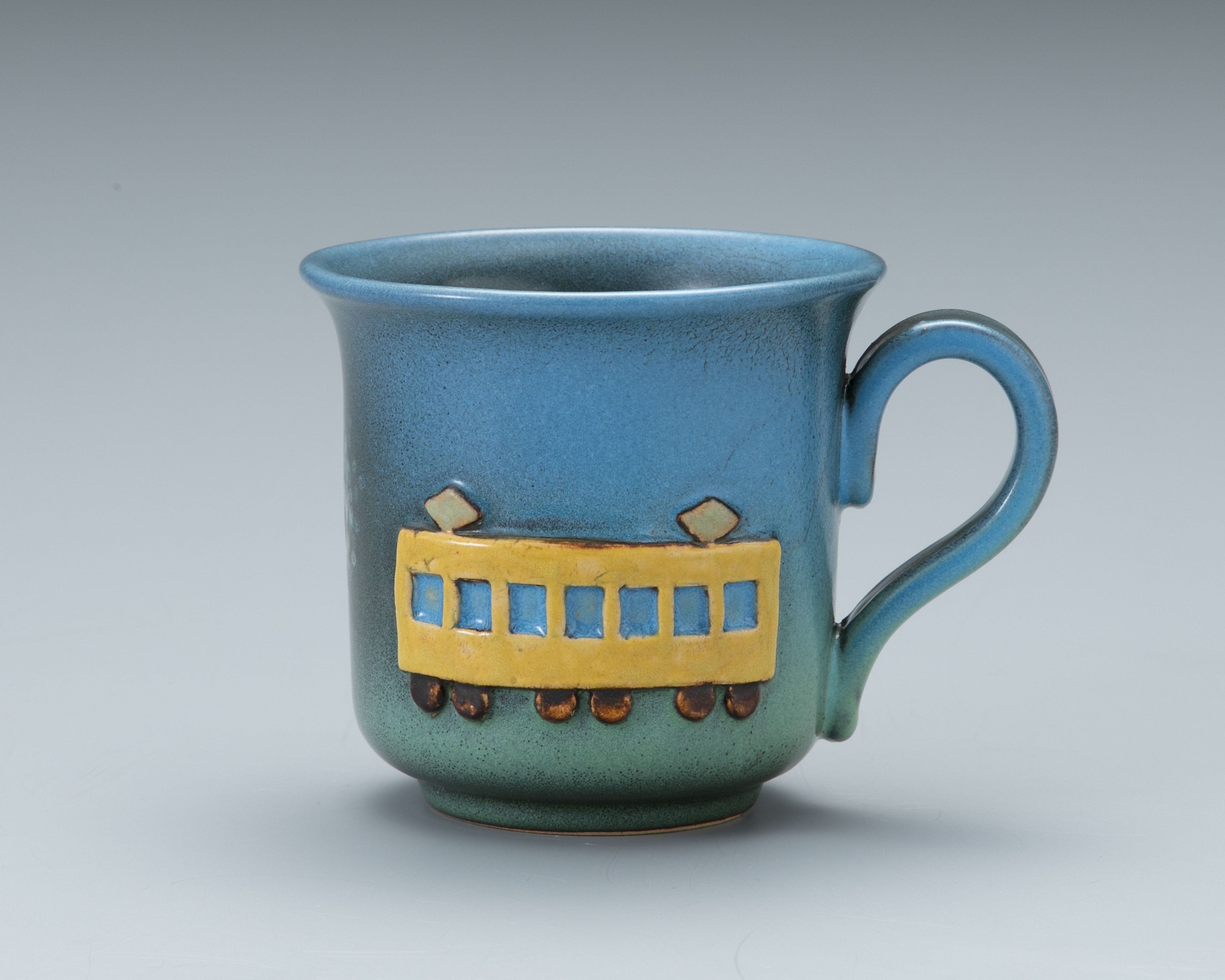 近江鉄道の車両をモチーフにした布引焼マグカップ。近江鉄道ガバメントクラウドファンディング限定商品です。