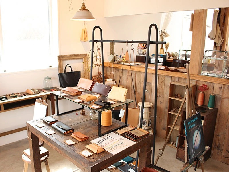  この返礼品の販売店は信濃町にあるハンドメイド革製品のお店「OND WORK SHOP(オンドワークショップ）」です。