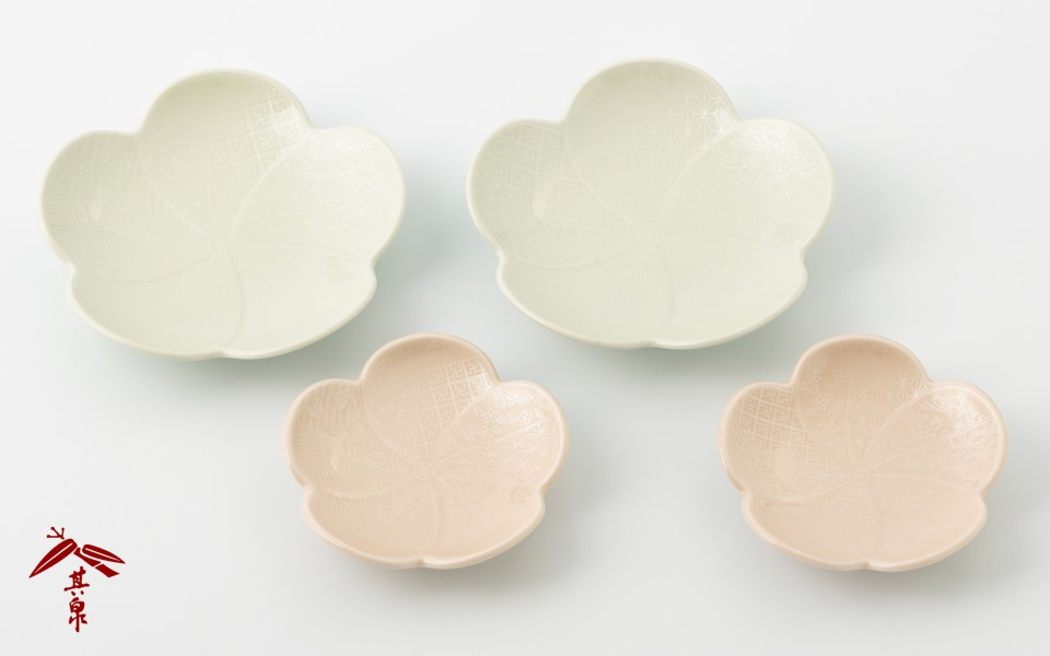 お正月や春のお祝いの席にふさわしい梅形皿。縁起の良い文様を白銀彩でほどこしている