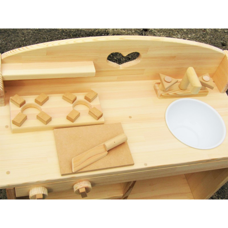 ホーローの流し台も付いていて本格的。取り外しも可能です。