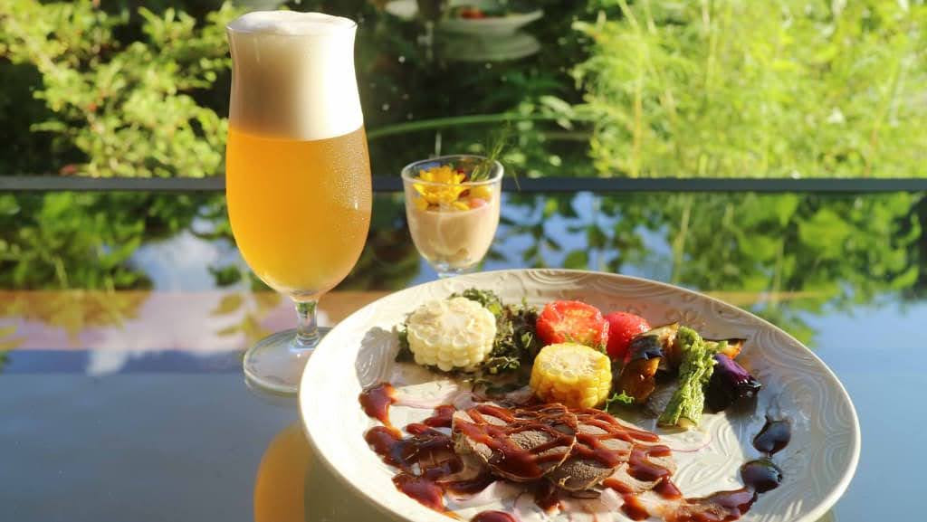 鹿肉のローストと旬の自家製野菜