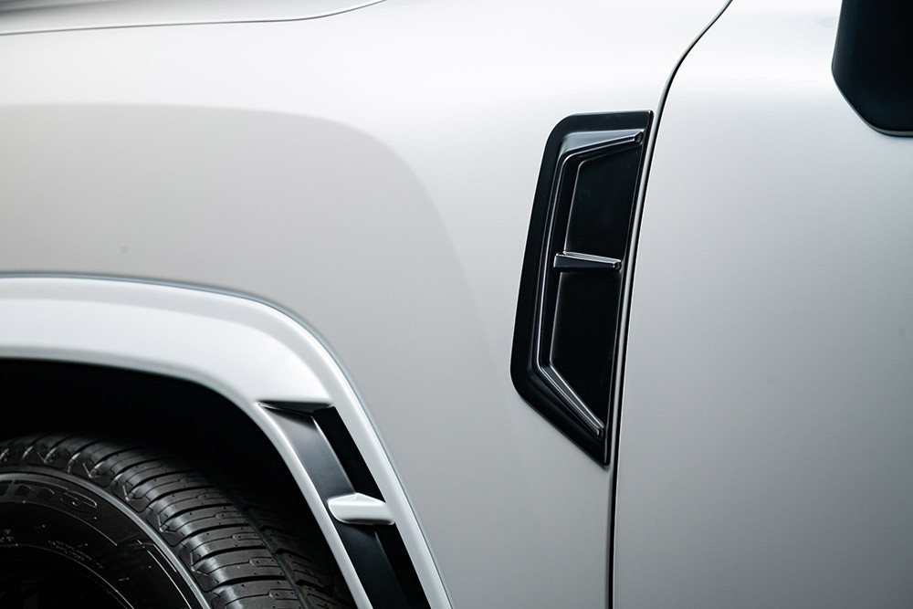 【トヨタ 300系 ランドクルーザー】 ラヴライン フェンダー ダクト （AES製） 【つや消し ブラック仕様】 