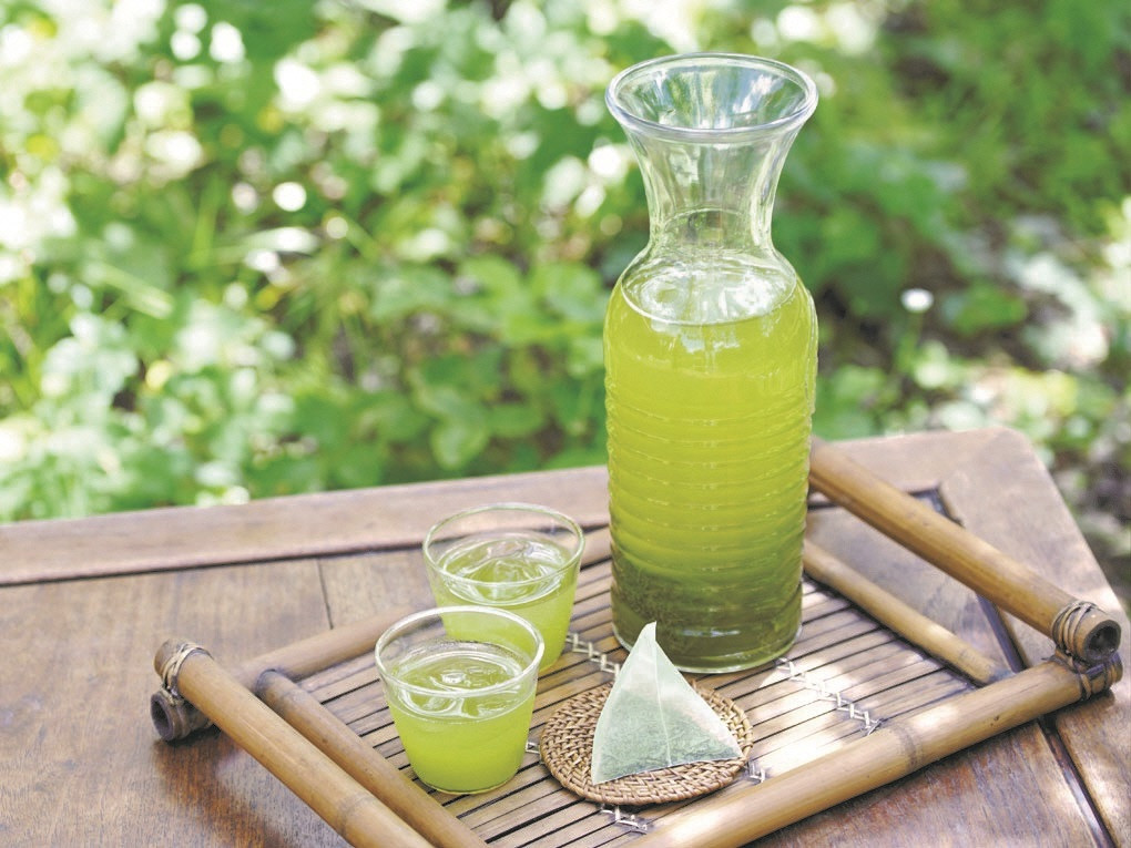 抹茶入り水出し煎茶ティーバッグ、グラスに入れたお茶の写真1