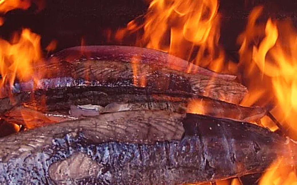 職人による完全手焼き。藁の香ばしさと鰹のたたきのマリアージュ