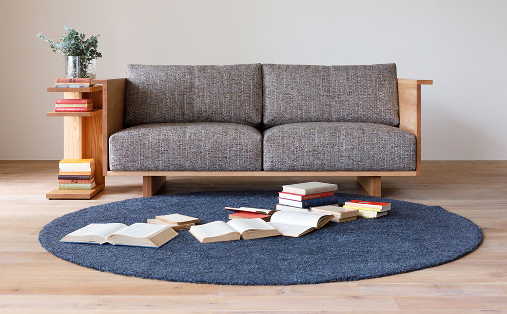 【受注生産】職人が丁寧に仕上げた天然木の存在感と掛け心地の良さが特徴の ソファ 。