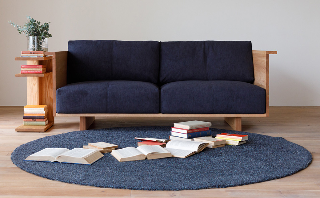 【受注生産】職人が丁寧に仕上げた天然木の存在感と掛け心地の良さが特徴の ソファ 。