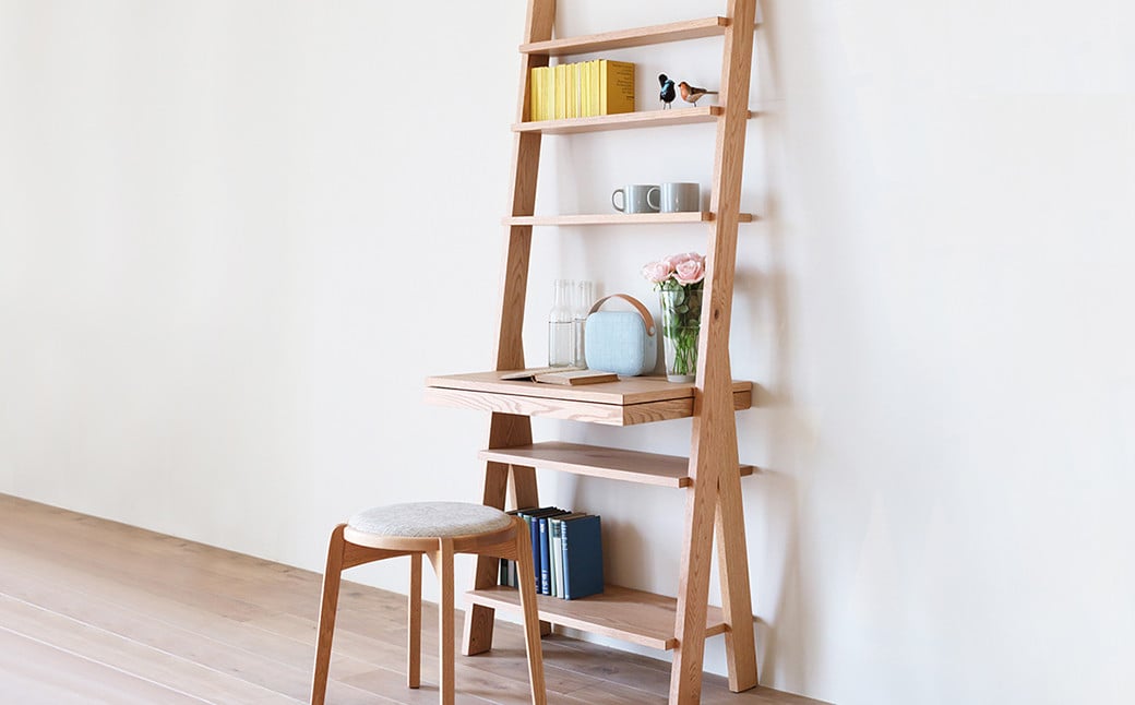 【受注生産】置く場所を選ばないサイズ感が魅力の引き出し付き シェルフ デスク と使い勝手の良い天然木の スツール 。