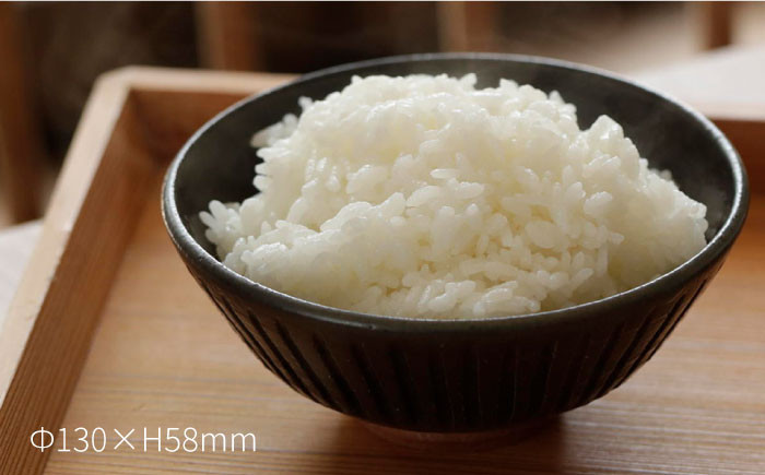 マットな黒がかっこいいしのぎ模様の飯碗