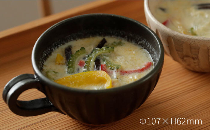 マットなかっこいい黒のコロンとしたフォルムが手に馴染むカップ