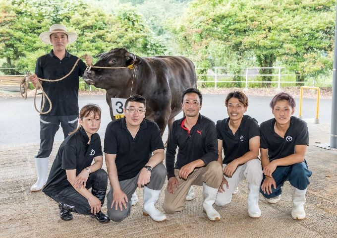【佐賀県太良町・太良ファーム(自社牧場)のスタッフの皆さんと牛】