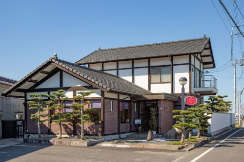 フレンチレストラン  LE PAYSAN  善通寺市郊外の田園地帯に佇む 落ち着いたレストランです。