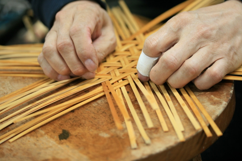 職人の手により精緻に作り上げます。