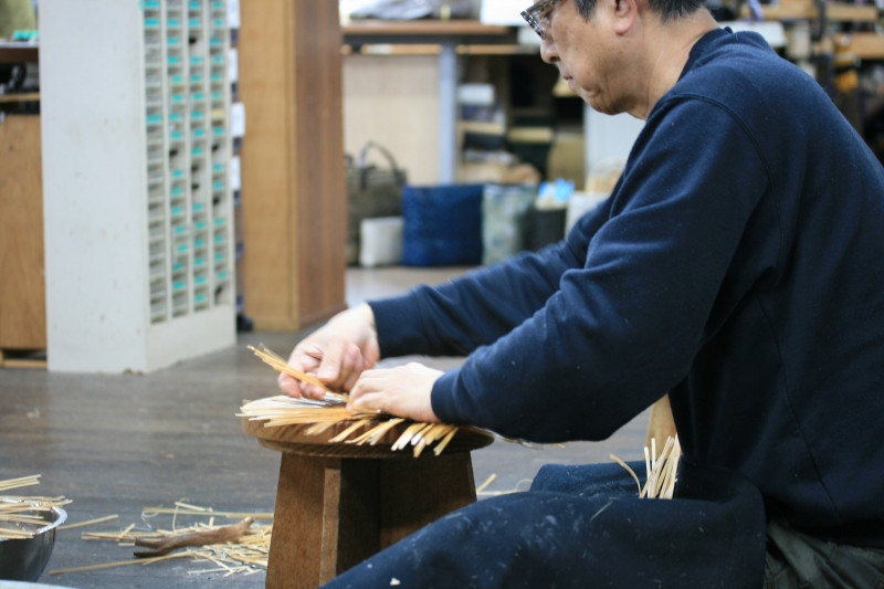 職人の手により精緻に作り上げます。