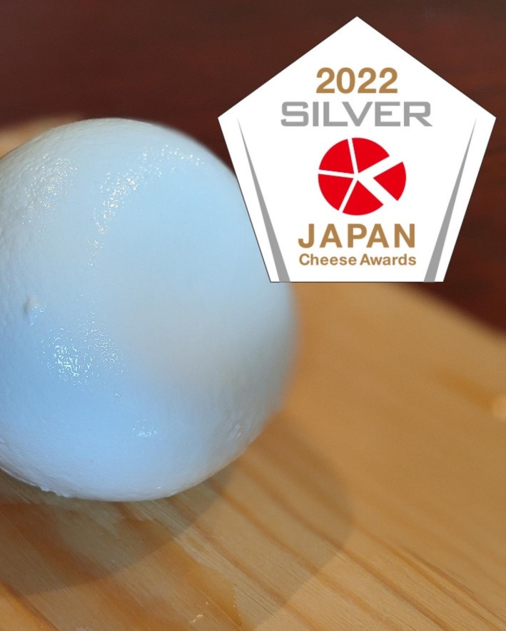 モッツァレラチーズ。「ジャパンチーズアワード2022」で、ヤギ乳と牛乳の混乳モッツアレラは、銀賞を受賞しました。