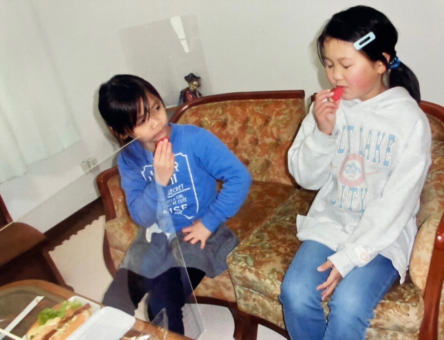 こども食堂で食事をする子どもたち