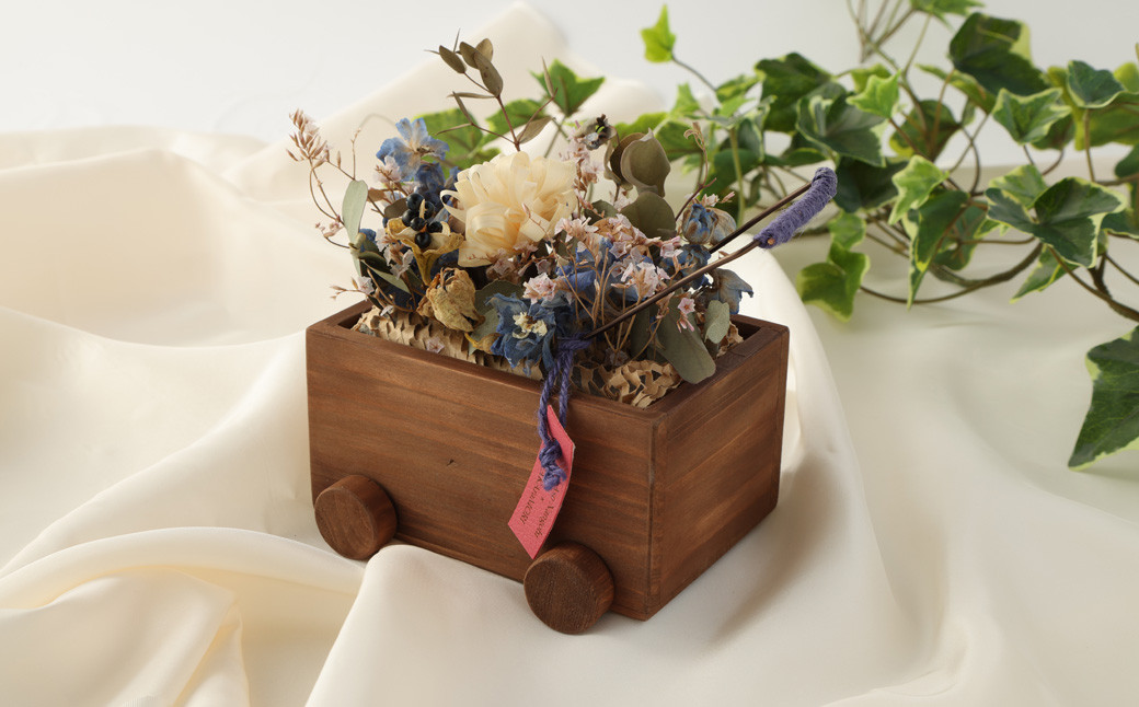 ② 南郷檜のウッドフラワー、クレードル(本体・車輪ともにダークカラー)