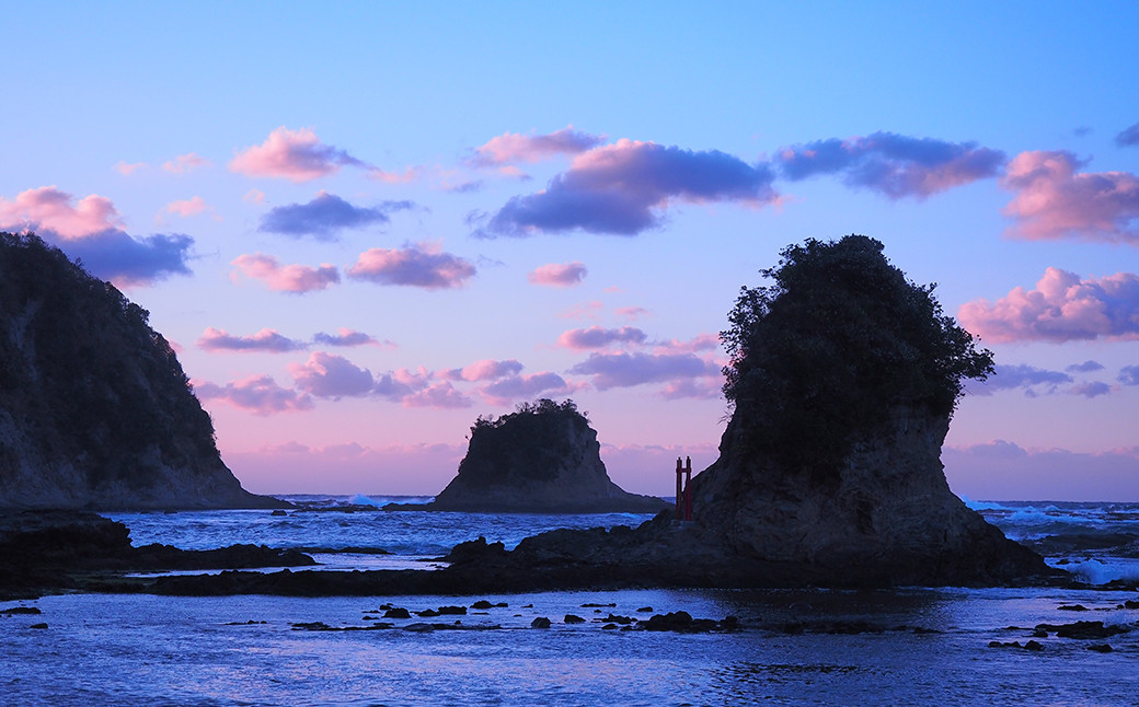 鯛の浦に浮かぶ小島『大弁天・小弁天』この海岸の砂はとりわけ輝きが美しく「五色砂」と言われています。