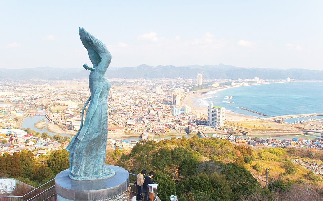 どこまでも続く大海原と鴨川の街並みが一望できる『魚見塚展望台』水平線から昇る朝日や、夜景の美しさはまさに絶景。