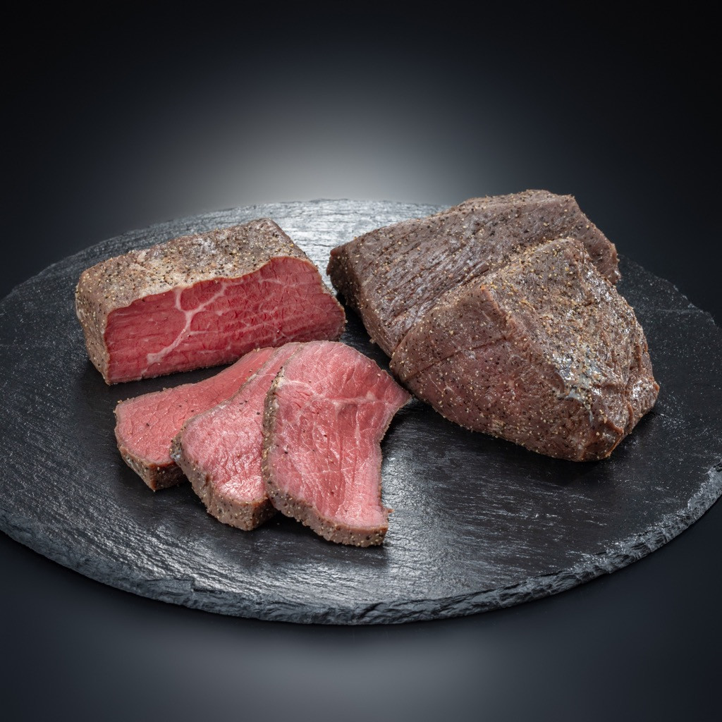 肉汁が滴るジューシーなローストビーフは厚切り、薄切りどちらでも大満足の食べ応えです!