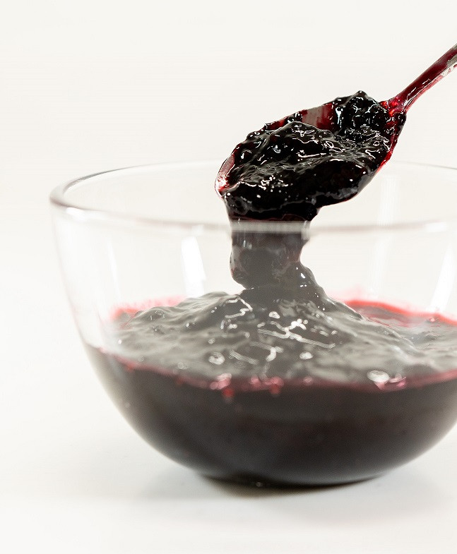 【北海道厚真町産のハスカップを使い、素材の味を引き立たせました】